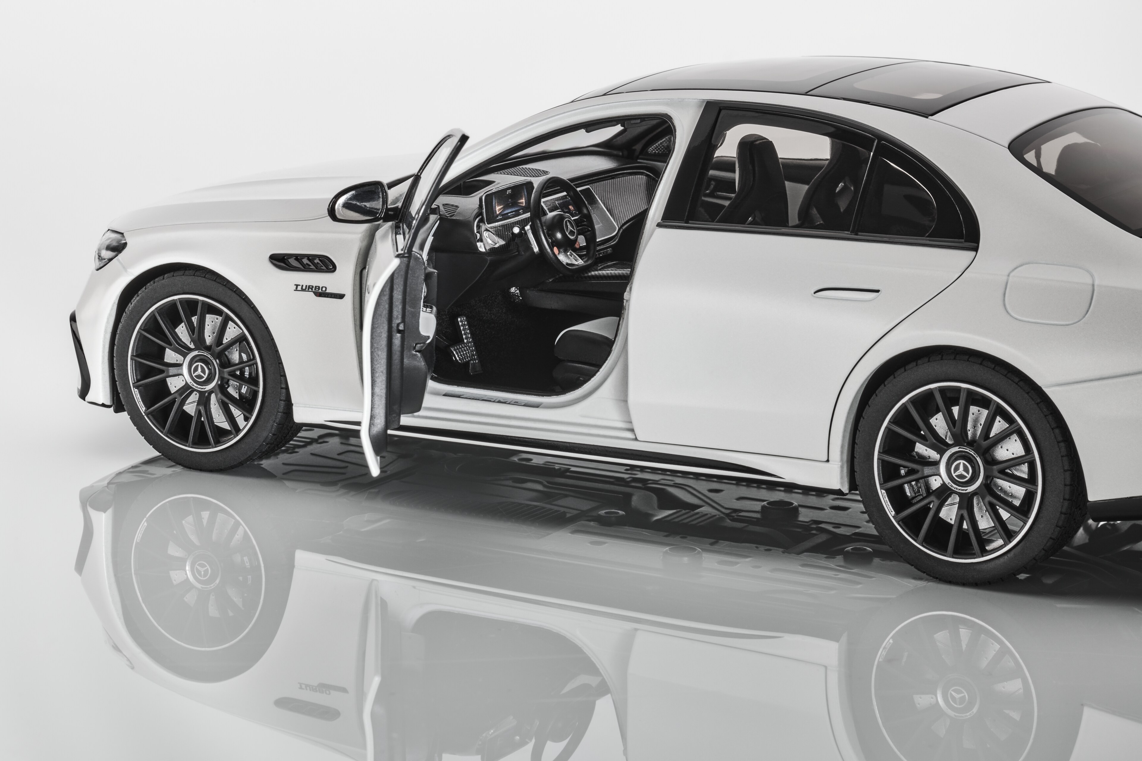 Mercedes-AMG E 53, Hybrid, 4MATIC+, W214 - MANUFAKTUR opalithweiß magno, NZG, 1:18