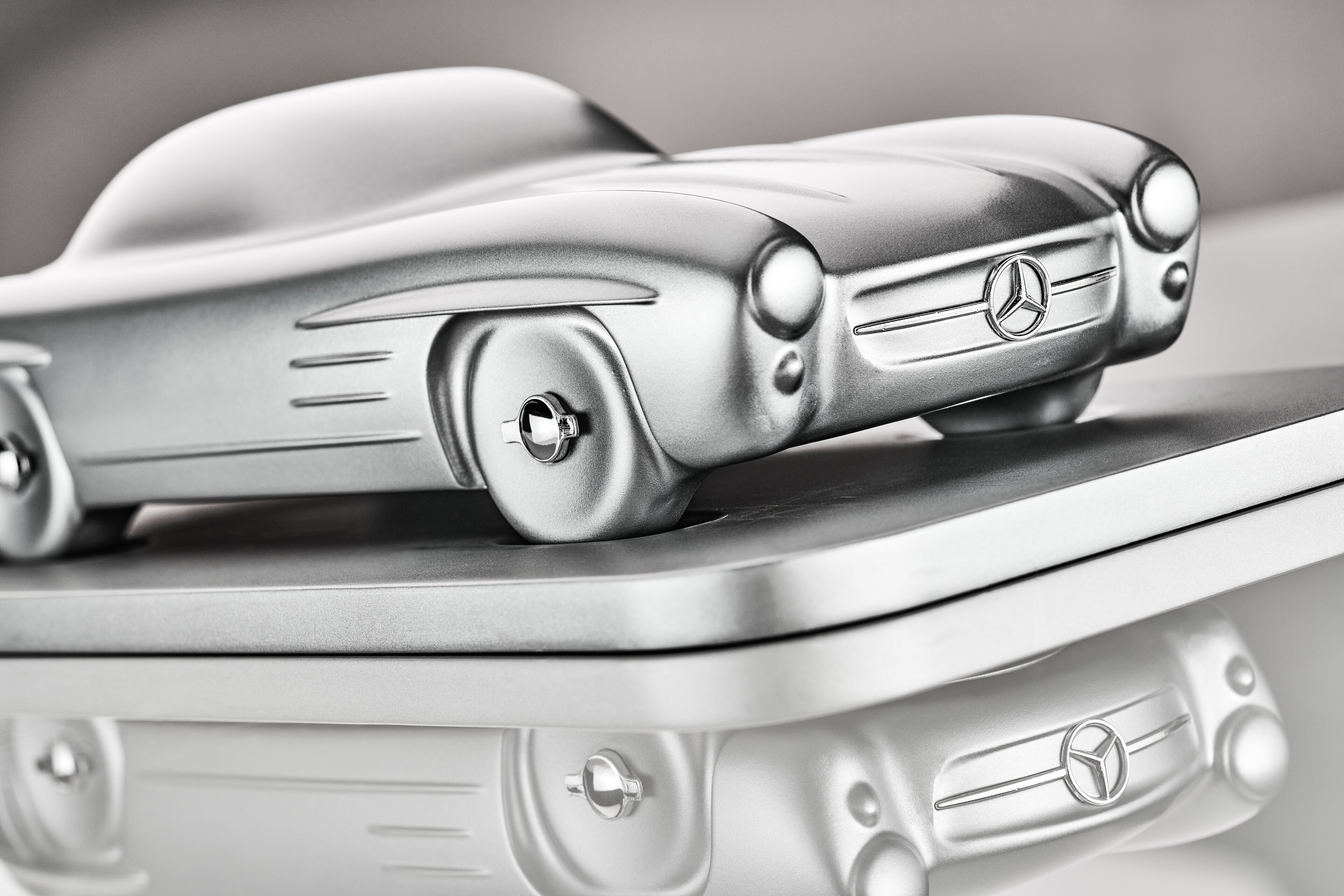 Skulptur 300 SL Coupé W 198 II (1957-1963) - silberfarben, Minichamps, 1:18